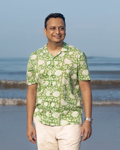 लव द वर्ल्ड टुडे 'ग्रूव' पुरुषों की ग्रीन फ्लोरल हैंड ब्लॉक प्रिंट कॉटन कैज़ुअल शर्ट