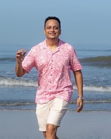 लव द वर्ल्ड टुडे 'ग्रूव' पुरुषों की गुलाबी पुष्प हाथ ब्लॉक प्रिंट मलमल शर्ट