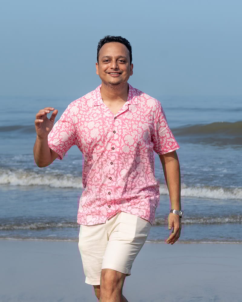 लव द वर्ल्ड टुडे 'ग्रूव' पुरुषों की गुलाबी पुष्प हाथ ब्लॉक प्रिंट मलमल शर्ट